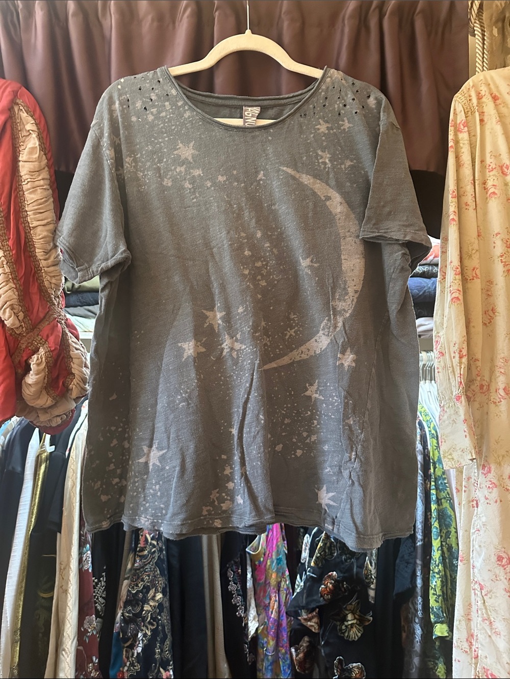 Magnolia Pearl Distressed Ozzy Moon & Stars Short Sleeve Tee in Slate Grey